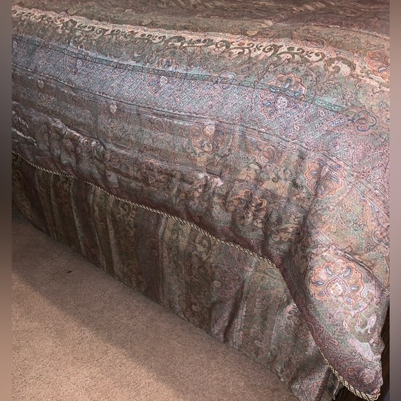 Queen Comforter Set Croscill Gold Paisley Sham Bedskirt 3 Decorative Pillows 7pc - Picture 7 of 16